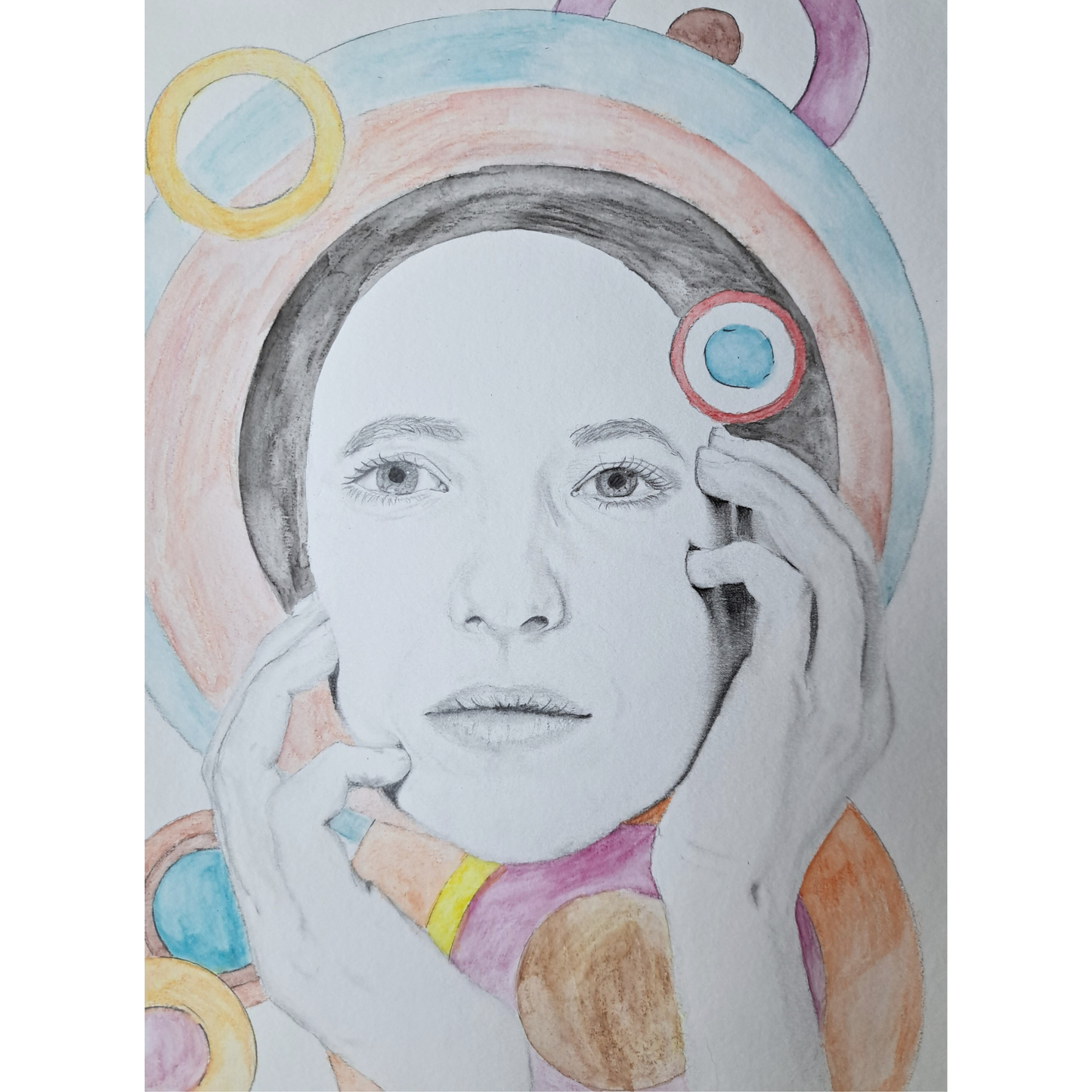 Portretteking van grafiet en aquarel. De vrouw kijkt voor zich uit met haar handen tegen haar wangen. Om haar heen is een halo met meerdere cirkels in allerlei kleuren.
