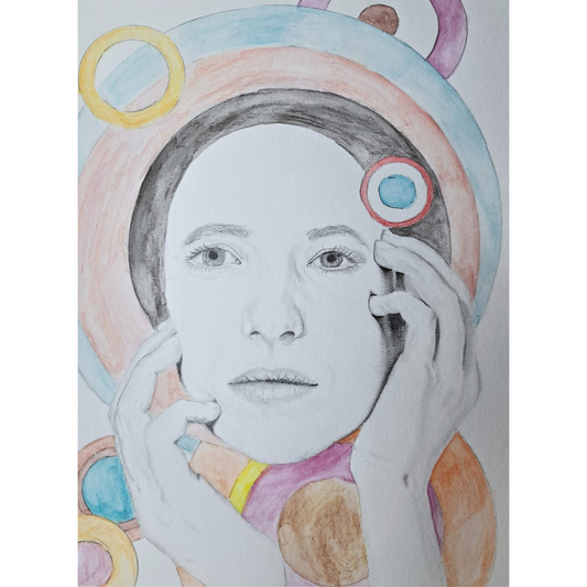 Portretteking van grafiet en aquarel. De vrouw kijkt voor zich uit met haar handen tegen haar wangen. Om haar heen is een halo met meerdere cirkels in allerlei kleuren.